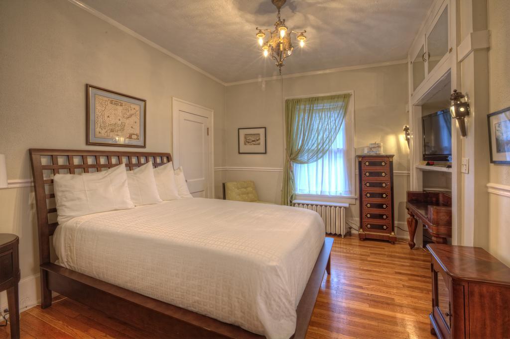 Bluefield Inn, A Select Registry Propery Room photo